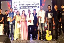 सिवनी के एमएम अग्रोहा लॉन में किशोर नाइट कार्यक्रम में प्रस्तुति देते कलाकार