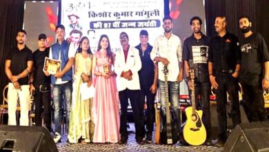 सुरों के सरताज किशोर कुमार को सिवनी ने दी संगीतमयी श्रद्धांजलि, 'किशोर नाइट' में गूंजे सदाबहार नगमे | Dainik Yashonnati सिवनी के एमएम अग्रोहा लॉन में किशोर नाइट कार्यक्रम में प्रस्तुति देते कलाकार