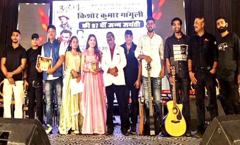 सिवनी के एमएम अग्रोहा लॉन में किशोर नाइट कार्यक्रम में प्रस्तुति देते कलाकार