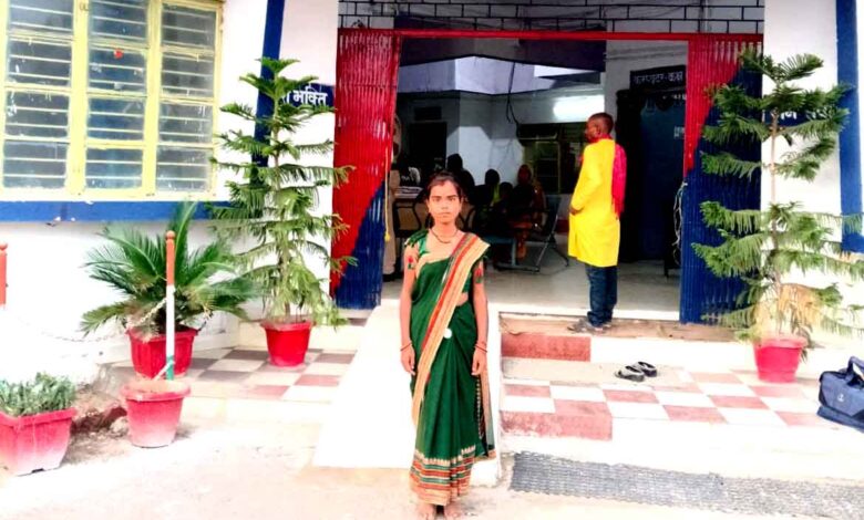 कुरई में महिला के HDFC बैंक खाते से UPI के जरिए करीब 3 लाख रुपये की साइबर ठगी