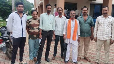 लूघरवाड़ा के किसान आवारा पशुओं और सुअरों की समस्या को लेकर कलेक्टर से शिकायत करते हुए