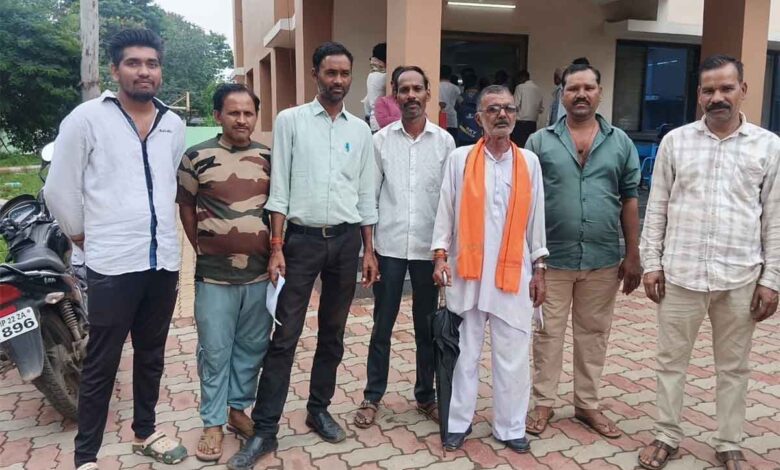 लूघरवाड़ा के किसान आवारा पशुओं और सुअरों की समस्या को लेकर कलेक्टर से शिकायत करते हुए