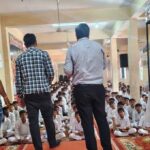 विद्यालय में विद्यार्थियों को मलेरिया और डेंगू से बचाव की जानकारी देते जिला समन्वयक रामकृष्ण जाट