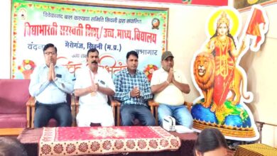 विद्यालय में विद्यार्थियों को मलेरिया और डेंगू से बचाव की जानकारी देते जिला समन्वयक रामकृष्ण जाट
