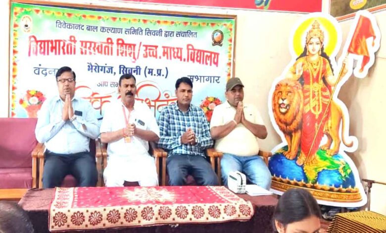 विद्यालय में विद्यार्थियों को मलेरिया और डेंगू से बचाव की जानकारी देते जिला समन्वयक रामकृष्ण जाट