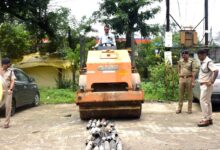 सिवनी पुलिस कंट्रोल रूम परिसर में रोड रोलर से 65 अवैध मॉडिफाइड साइलेंसर नष्ट करते पुलिस अधिकारी