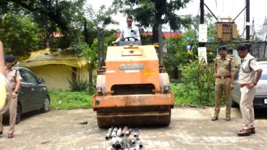 सिवनी पुलिस कंट्रोल रूम परिसर में रोड रोलर से 65 अवैध मॉडिफाइड साइलेंसर नष्ट करते पुलिस अधिकारी