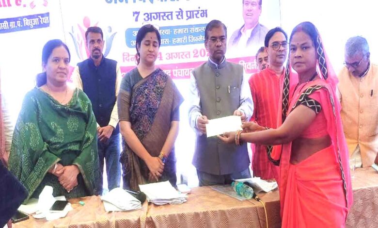 बिछुआ रैयत में मुख्यमंत्री जनविश्वास अभियान शिविर में ग्रामीणों से संवाद करते सांसद फग्गन सिंह कुलस्ते और कलेक्टर नेहा मीना