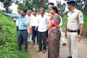 प्राकृतिक खेती से आय बढ़ा रहे किसानों के खेत पहुंचे कलेक्टर-एसपी, मेड़ों पर भी हो रहा बहुफसली उत्पादन | Dainik Yashonnati सिवनी के धोबीसर्रा में प्राकृतिक खेती कर रहे किसानों के खेतों का अवलोकन करते कलेक्टर नेहा मीना और एसपी कृष्ण लालचंदानी