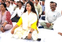 कलेक्टर नेहा मीना अधिकारियों और कर्मचारियों के साथ राजयोग मेडिटेशन करते हुए