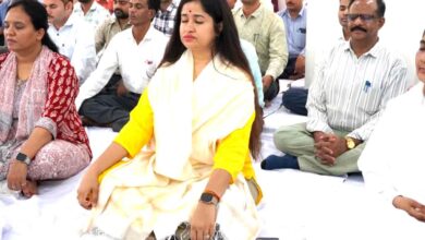 राजयोग मेडिटेशन से तनावमुक्त कार्यसंस्कृति की पहल, कलेक्टर नेहा मीना ने अधिकारियों के साथ किया ध्यान | Dainik Yashonnati कलेक्टर नेहा मीना अधिकारियों और कर्मचारियों के साथ राजयोग मेडिटेशन करते हुए