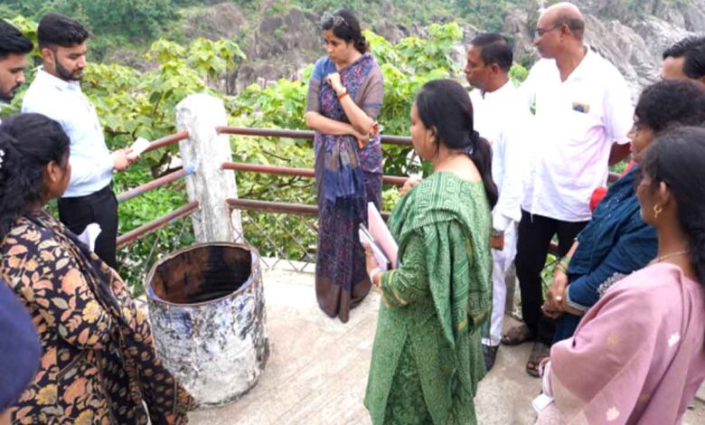 सिद्धघाट पर्यटन स्थल का अवलोकन करतीं सिवनी कलेक्टर नेहा मीना