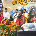 सिवनी में शिव महापुराण कथा के दौरान प्रवचन करते महंत विपिन बिहारी दास महाराज