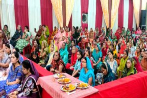 सिवनी में शिव महापुराण कथा के दौरान प्रवचन करते महंत विपिन बिहारी दास महाराज