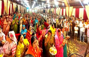 सिवनी में शिव महापुराण कथा के दौरान प्रवचन करते महंत विपिन बिहारी दास महाराज