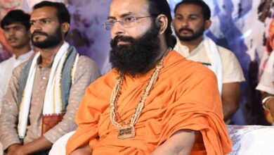 सिवनी में शिवमहापुराण कथा के दौरान कथा व्यास ब्रह्मचारी निर्विकल्प स्वरूप महाराज