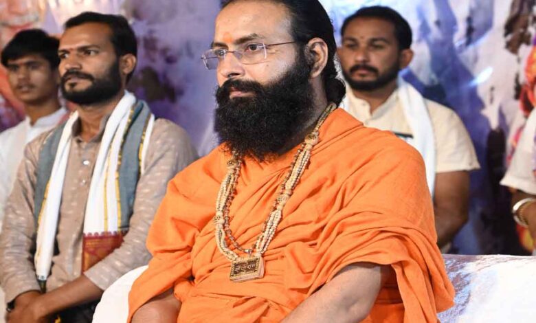सिवनी में शिवमहापुराण कथा के दौरान कथा व्यास ब्रह्मचारी निर्विकल्प स्वरूप महाराज