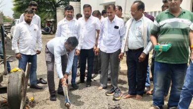 छिंदवाड़ा के सर्रा पूजा साईं परिसर कॉलोनी में सीसी रोड निर्माण का भूमिपूजन करते महापौर विक्रम अहके