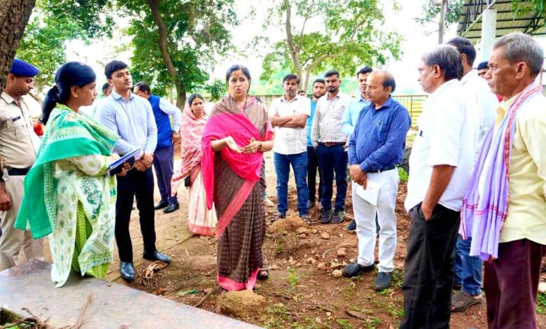 मुंडारा में वैनगंगा नदी के उद्गम स्थल का निरीक्षण करतीं सिवनी कलेक्टर नेहा मीना