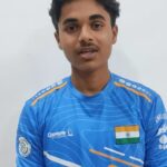 कलेक्टर नेहा मीना अंतरराष्ट्रीय निशानेबाज हेमंत वर्मन को 50 हजार रुपये की सहायता का चेक देते हुए