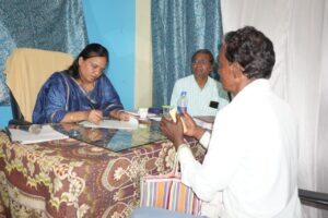धनौरा जनपद पंचायत में विशेष जनसुनवाई के दौरान लोगों की समस्याएं सुनतीं कलेक्टर नेहा मीना।