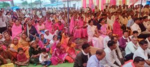 सिवनी के बिछुआ रैयत में जनविश्वास शिविर, 189 आवेदन लेकर पहुंचे ग्रामीण; 38.49 लाख की नल-जल योजनाओं की सौगात | Dainik Yashonnati बिछुआ रैयत में मुख्यमंत्री जनविश्वास अभियान शिविर में ग्रामीणों से संवाद करते सांसद फग्गन सिंह कुलस्ते और कलेक्टर नेहा मीना
