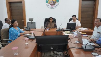 सिवनी कलेक्ट्रेट में कलेक्टर नेहा मीना की अध्यक्षता में आयोजित समय-सीमा बैठक
