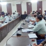 सिवनी कलेक्टर नेहा मीना समय-सीमा बैठक में अधिकारियों को निर्देश देते हुए