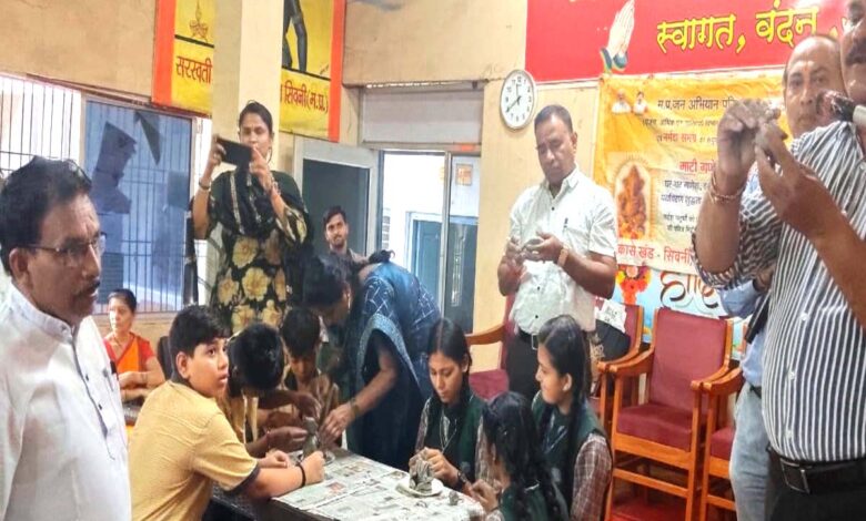 सरस्वती शिशु मंदिर सिवनी में माटी के गणेश निर्माण कार्यशाला