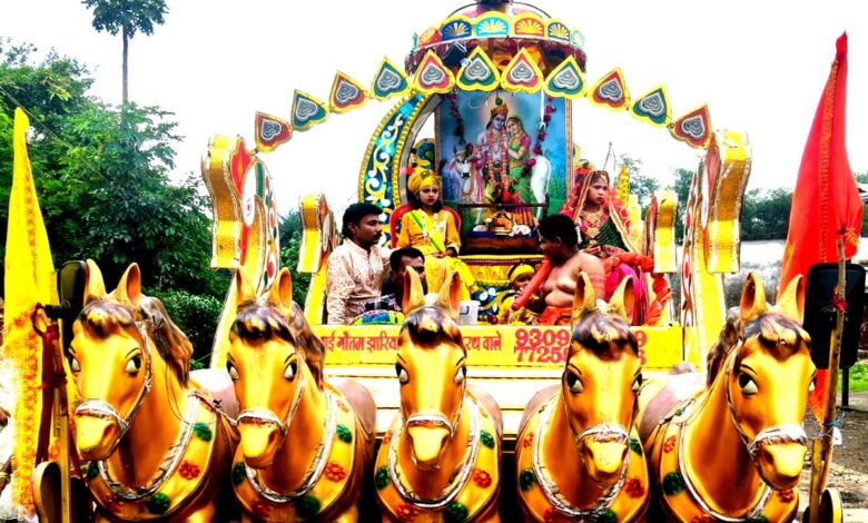 छींदा में श्रीकृष्ण जन्माष्टमी पर रथ में सवार बाल रूपी श्रीकृष्ण की झांकी