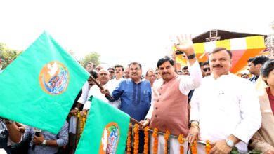 मुख्यमंत्री मोहन यादव और नितिन गडकरी ने 21 साल बाद लोक परिवहन बस सेवा का शुभारंभ किया