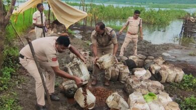 मंडला में अवैध शराब के खिलाफ पुलिस की कार्रवाई
