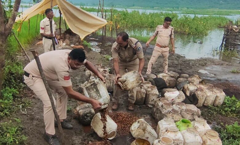 मंडला में अवैध शराब के खिलाफ पुलिस की कार्रवाई