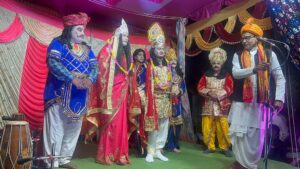 सियासत से रंगमंच तक… राजा शंखपति बने ठाकुर रजनीश हरवंश सिंह, दर्शकों ने की शानदार अभिनय की सराहना | Dainik Yashonnati गृह ग्राम बर्रा में गणेश पूजा उत्सव के दौरान राजा शंखपति का किरदार निभाते विधायक ठाकुर रजनीश हरवंश सिंह