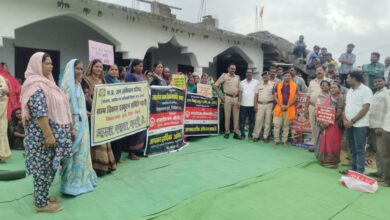 कोटकसा में शराब के खिलाफ ग्रामीणों की हुंकार, महिलाओं ने संभाली कमान | Dainik Yashonnati सिवनी के कोटकसा गांव में शराबबंदी को लेकर नशामुक्ति जागरूकता रैली निकालते ग्रामीण
