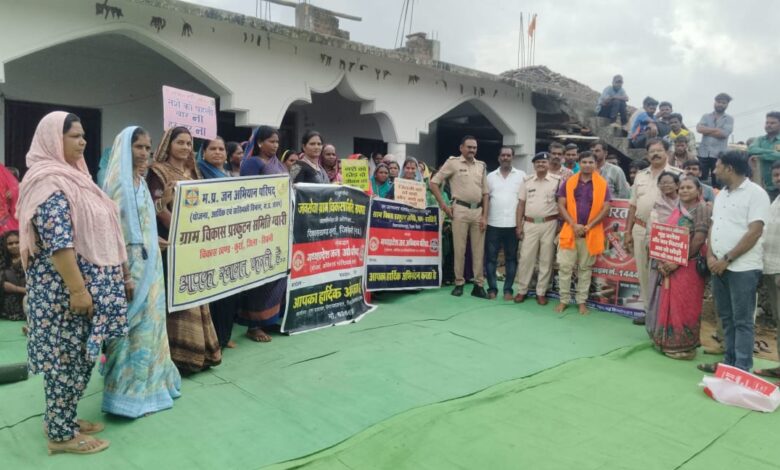सिवनी के कोटकसा गांव में शराबबंदी को लेकर नशामुक्ति जागरूकता रैली निकालते ग्रामीण