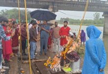 विधि-विधान से हुआ भगवान श्री गणेश का विसर्जन, विधायक दिनेश राय मुनमुन ने की क्षेत्रवासियों के सुख-समृद्धि की कामना | Dainik Yashonnati लखनवाड़ा वैनगंगा घाट पर भगवान श्री गणेश की प्रतिमा का विसर्जन करते विधायक दिनेश राय मुनमुन
