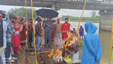 लखनवाड़ा वैनगंगा घाट पर भगवान श्री गणेश की प्रतिमा का विसर्जन करते विधायक दिनेश राय मुनमुन