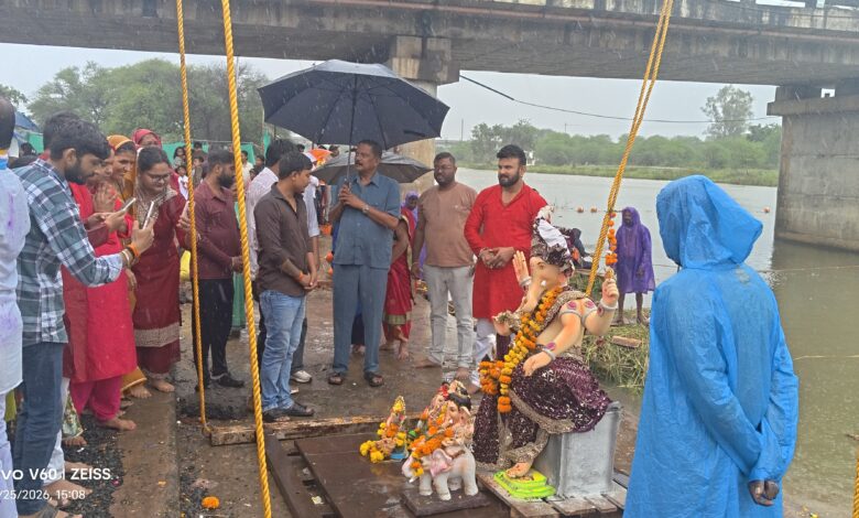 लखनवाड़ा वैनगंगा घाट पर भगवान श्री गणेश की प्रतिमा का विसर्जन करते विधायक दिनेश राय मुनमुन