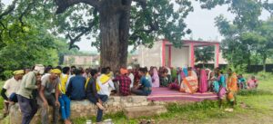 घुटना में शराब बनाने बेचने पर प्रतिबंध का संकल्प लेते ग्रामीण