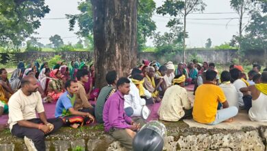 घुटना में शराब बनाने बेचने पर प्रतिबंध का संकल्प लेते ग्रामीण