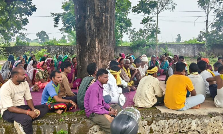 घुटना में शराब बनाने बेचने पर प्रतिबंध का संकल्प लेते ग्रामीण