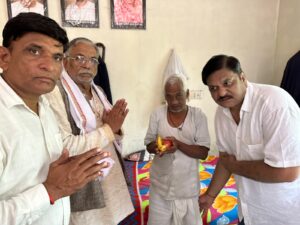 सिवनी में माधवराव सिंधिया की पुण्यतिथि पर श्रद्धांजलि अर्पित करते भाजपा कार्यकर्ता