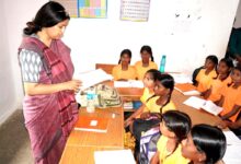 आदेगांव छात्रावास में कलेक्टर ने छात्राओं से पूछे सवाल, कॉपी जांच में लापरवाही पर जताई नाराजगी | Dainik Yashonnati आदेगांव छात्रावास में छात्राओं से पढ़ाई को लेकर संवाद करतीं कलेक्टर नेहा मीना