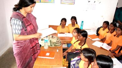 आदेगांव छात्रावास में कलेक्टर ने छात्राओं से पूछे सवाल, कॉपी जांच में लापरवाही पर जताई नाराजगी | Dainik Yashonnati आदेगांव छात्रावास में छात्राओं से पढ़ाई को लेकर संवाद करतीं कलेक्टर नेहा मीना