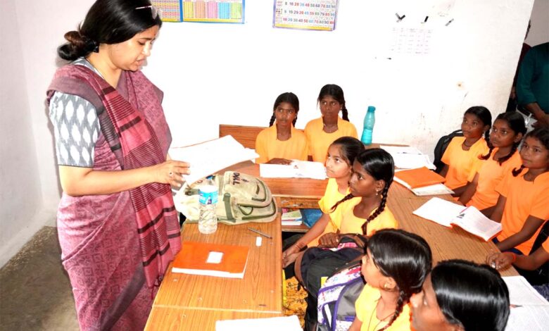 आदेगांव छात्रावास में छात्राओं से पढ़ाई को लेकर संवाद करतीं कलेक्टर नेहा मीना
