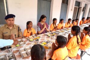 आदेगांव छात्रावास में कलेक्टर ने छात्राओं से पूछे सवाल, कॉपी जांच में लापरवाही पर जताई नाराजगी | Dainik Yashonnati आदेगांव छात्रावास में छात्राओं से पढ़ाई को लेकर संवाद करतीं कलेक्टर नेहा मीना