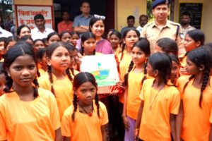 आदेगांव छात्रावास में कलेक्टर ने छात्राओं से पूछे सवाल, कॉपी जांच में लापरवाही पर जताई नाराजगी | Dainik Yashonnati आदेगांव छात्रावास में छात्राओं से पढ़ाई को लेकर संवाद करतीं कलेक्टर नेहा मीना