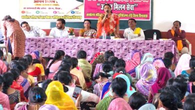 अमरवाड़ा में आंगन मिलन सेवा कार्यक्रम में लाभार्थी महिलाओं से संवाद करतीं कामिनी शाह