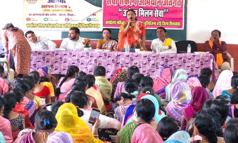 अमरवाड़ा में आंगन मिलन सेवा कार्यक्रम में लाभार्थी महिलाओं से संवाद करतीं कामिनी शाह